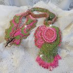 Collier Miss Lady brodé avec un cabochon représentant des fleurs de couleur Rose Pink à laquelle s'ajoute perles rondes, toupies en Cristal, facettes, rocailles Anis, Rose et perle céramique 